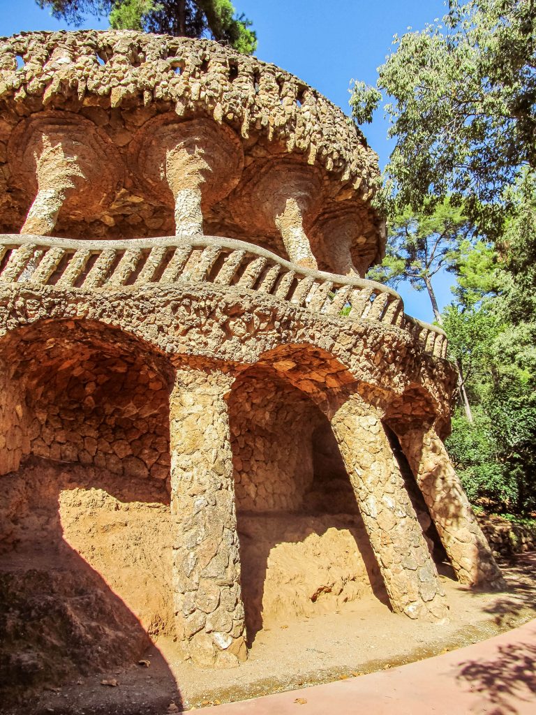 "Птичьи гнёзда" в парке Гуэль
