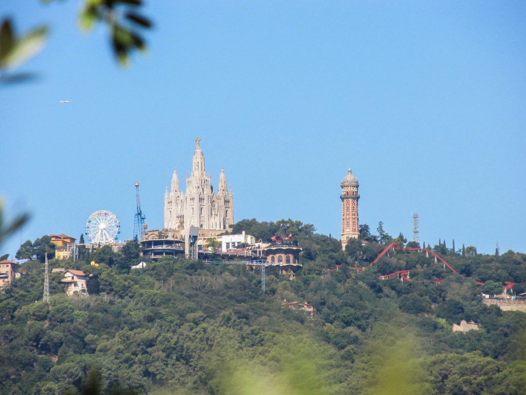 Вид на гору Тибидабо из парка Гуэль