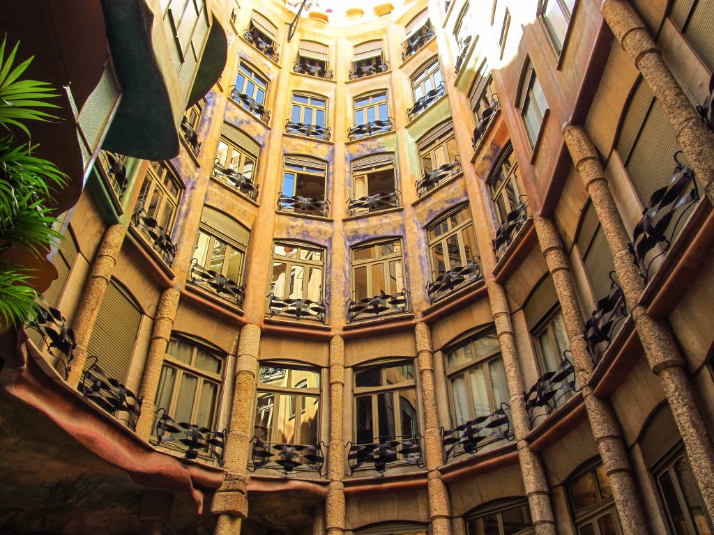 Двор дома Мила